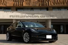 Tesla Model 3 - Opposite.webp