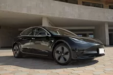 Tesla Model 3 - Opposite.webp